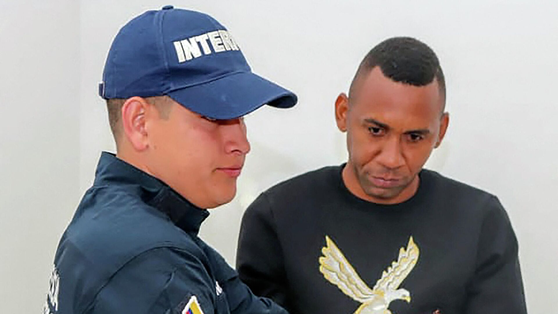 Handout picture released by the Colombian Police showing Colombia's former national football team player Jhon Viafara handcuffed before his extradition to the United States, in Bogota, on January 23, 2020. - Colombian former national football team player Jhon Viafara was extradited to the United States on January 23, 2020, where he is required after being accused of drug trafficking. Viafara has charges for manufacture and distribution of cocaine to the United States. (Photo by HO / Colombian Police / AFP) / RESTRICTED TO EDITORIAL USE - MANDATORY CREDIT AFP PHOTO / COLOMBIAN POLICE - NO MARKETING NO ADVERTISING CAMPAIGNS - DISTRIBUTED AS A SERVICE TO CLIENTS - РИА Новости, 1920, 02.04.2021