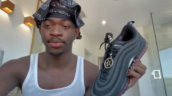 Lil Nas X с кроссовком Satan Shoes