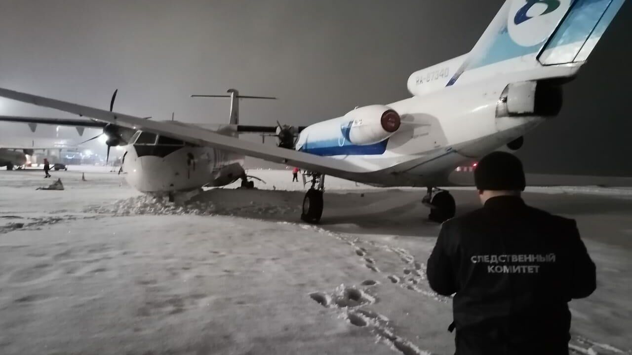 В аэропорту Сургута самолет ATR-72 сам укатился и столкнулся с Як-40 - РИА Новости, 1920, 02.04.2021