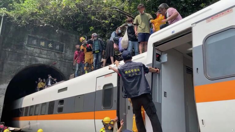 На месте крушения пассажирского поезда на Тайване