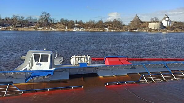 На месте затонувшего в реке Волхов в Ленинградской области теплохода установили боновые заграждения