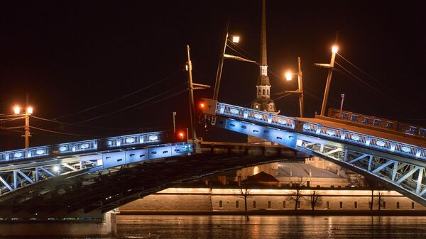 Пробная разводка Дворцового моста перед открытием летней навигации по реке Неве в Санкт-Петербурге
