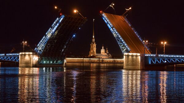 Пробная разводка Дворцового моста перед открытием летней навигации по реке Неве в Санкт-Петербурге
