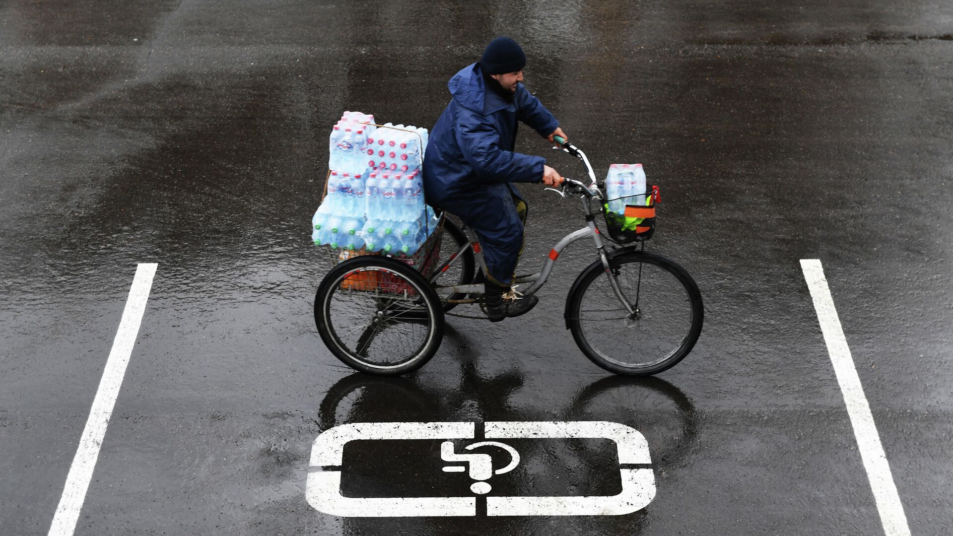 Мужчина на велосипеде везет упаковки с бутилированной водой по улице Москвы - РИА Новости, 1920, 12.04.2021