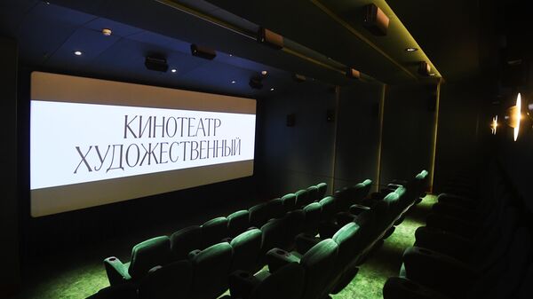 Зрительный зал кинотеатра Художественный на Арбатской площади в Москве. 