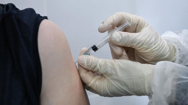 Пациент во время прививки вакциной Гам-Ковид-Вак (Спутник V) от COVID-19 в 7-й городской поликлинике Симферополя