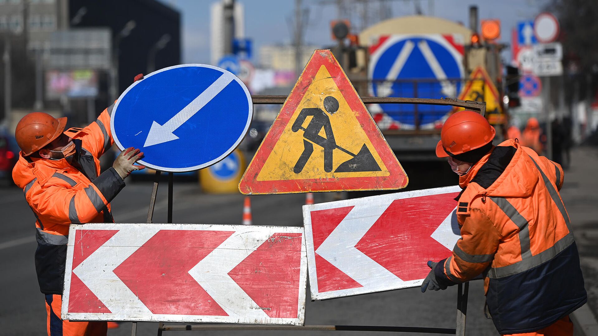 Ремонт дорожного покрытия начали на Ленинградском шоссе в Москве