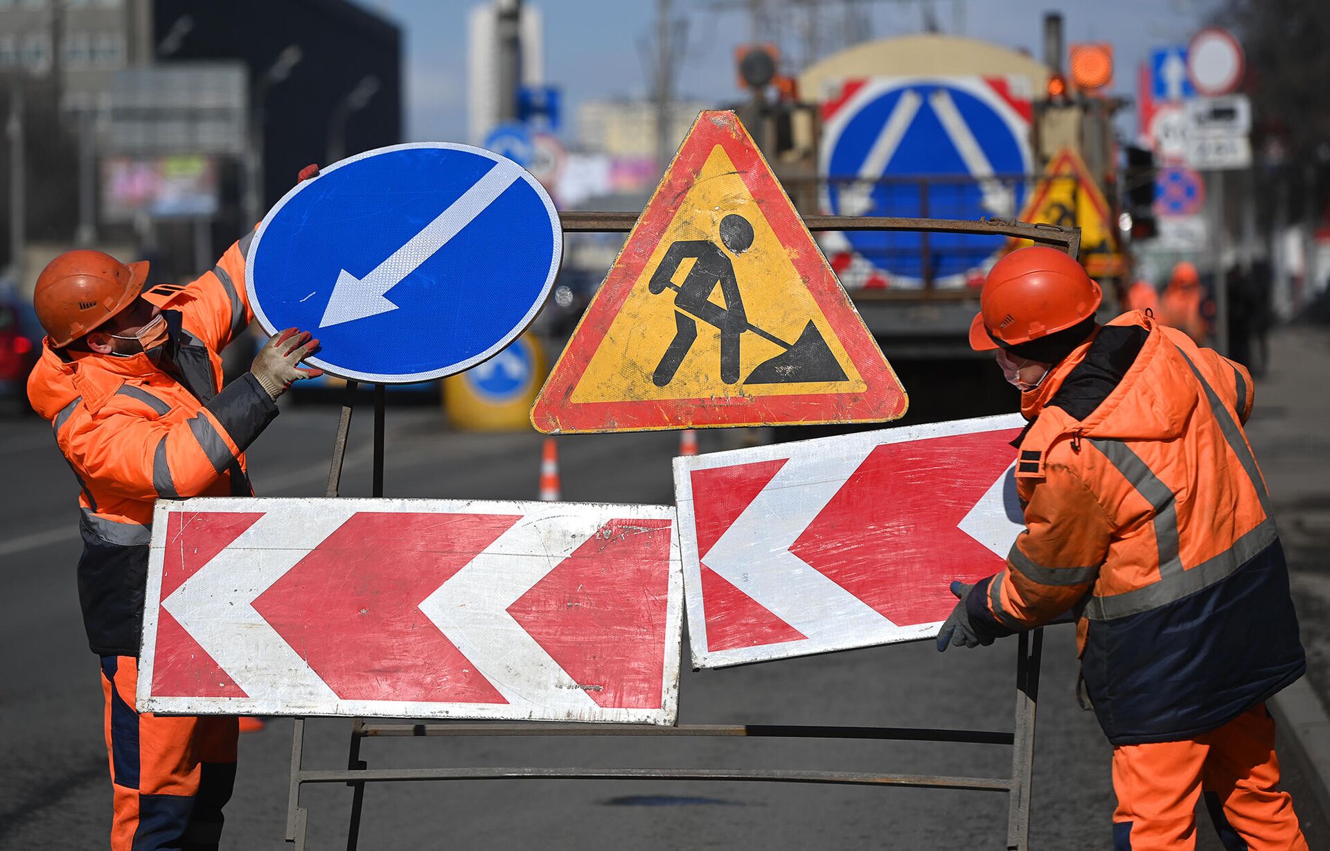 Рабочие во время ремонта асфальтобетонного покрытия - РИА Новости, 1920, 05.10.2022