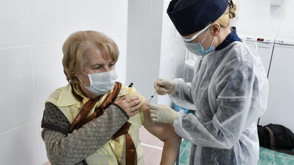 Пациент во время прививки вакциной Гам-Ковид-Вак (Спутник V) от COVID-19 в 7-й городской поликлинике Симферополя