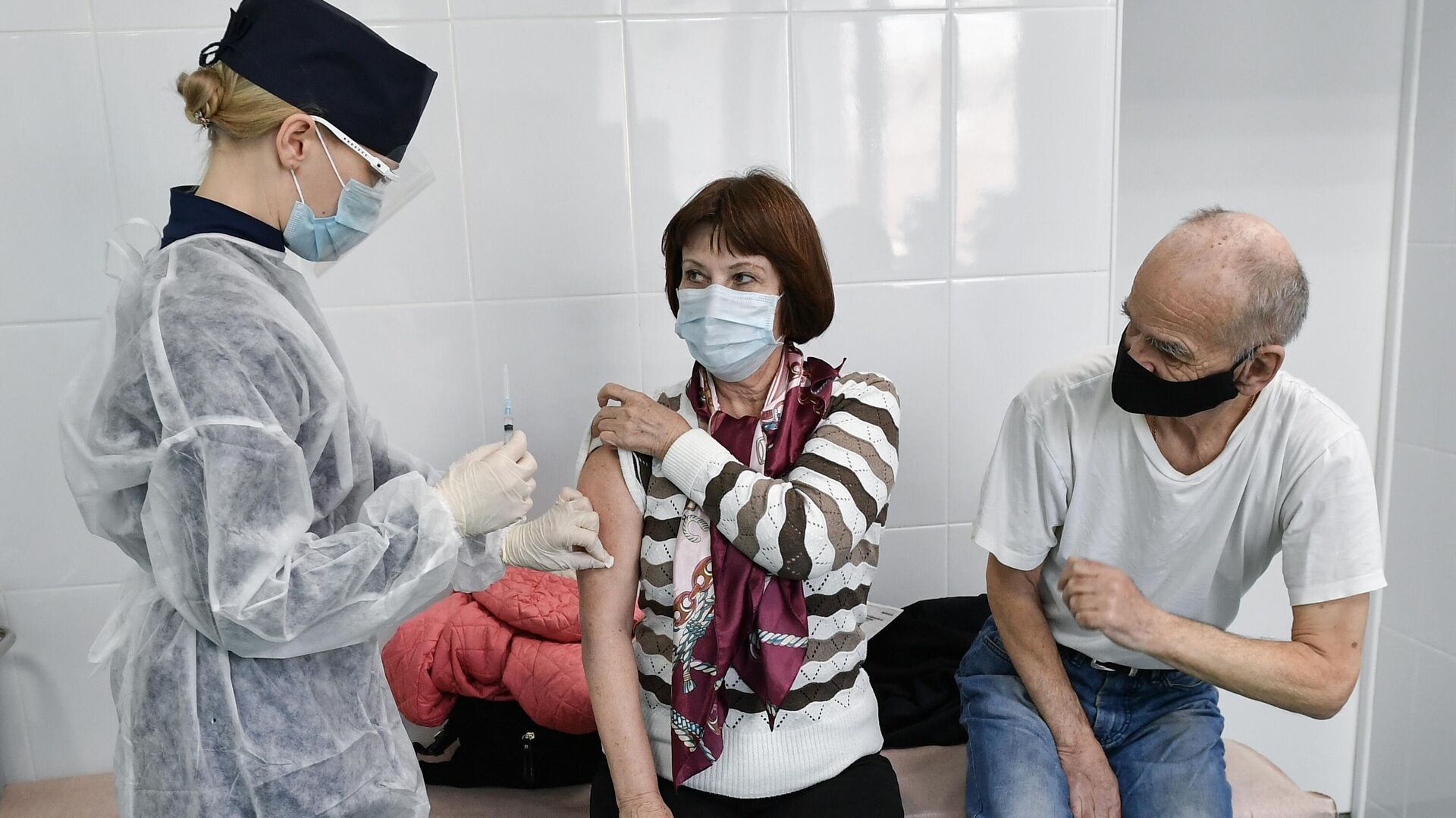 Пациенты во время прививки вакциной Гам-Ковид-Вак (Спутник V) от COVID-19 в 7-й городской поликлинике Симферополя - РИА Новости, 1920, 12.04.2021