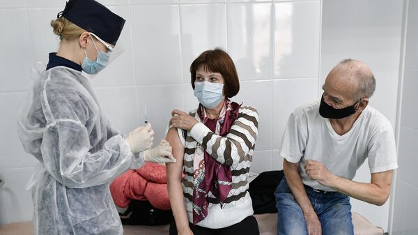 Пациенты во время прививки вакциной Гам-Ковид-Вак (Спутник V) от COVID-19 в 7-й городской поликлинике Симферополя