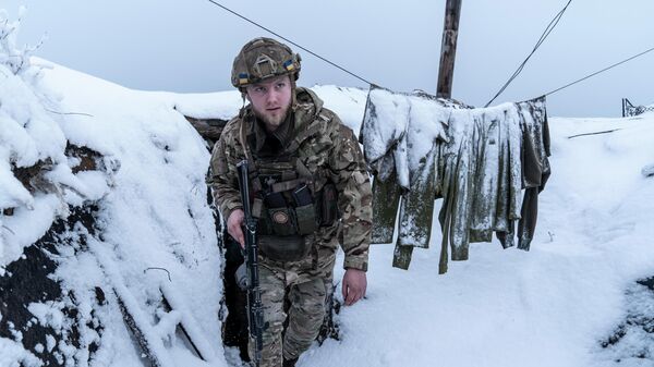 Украинский военнослужащий в траншее возле села Водяное, Украина