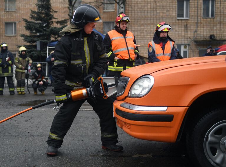 Участник соревнований среди спасателей департамента по делам ГОЧС и пожарной безопасности города Москвы и главного управления МЧС России по г. Москве по ликвидации последствий ДТП