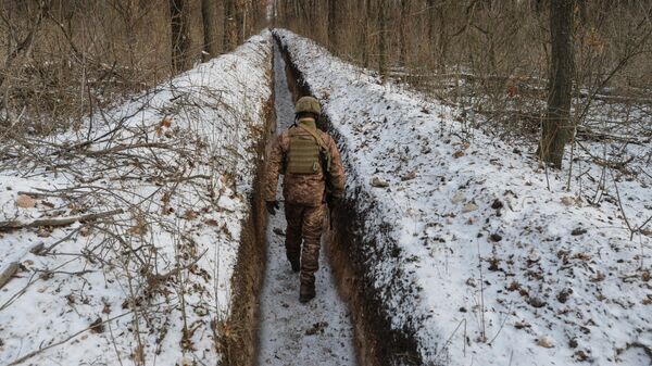 Украинский военнослужащий на линии соприкосновения недалеко от города Авдеевка в Донецкой области