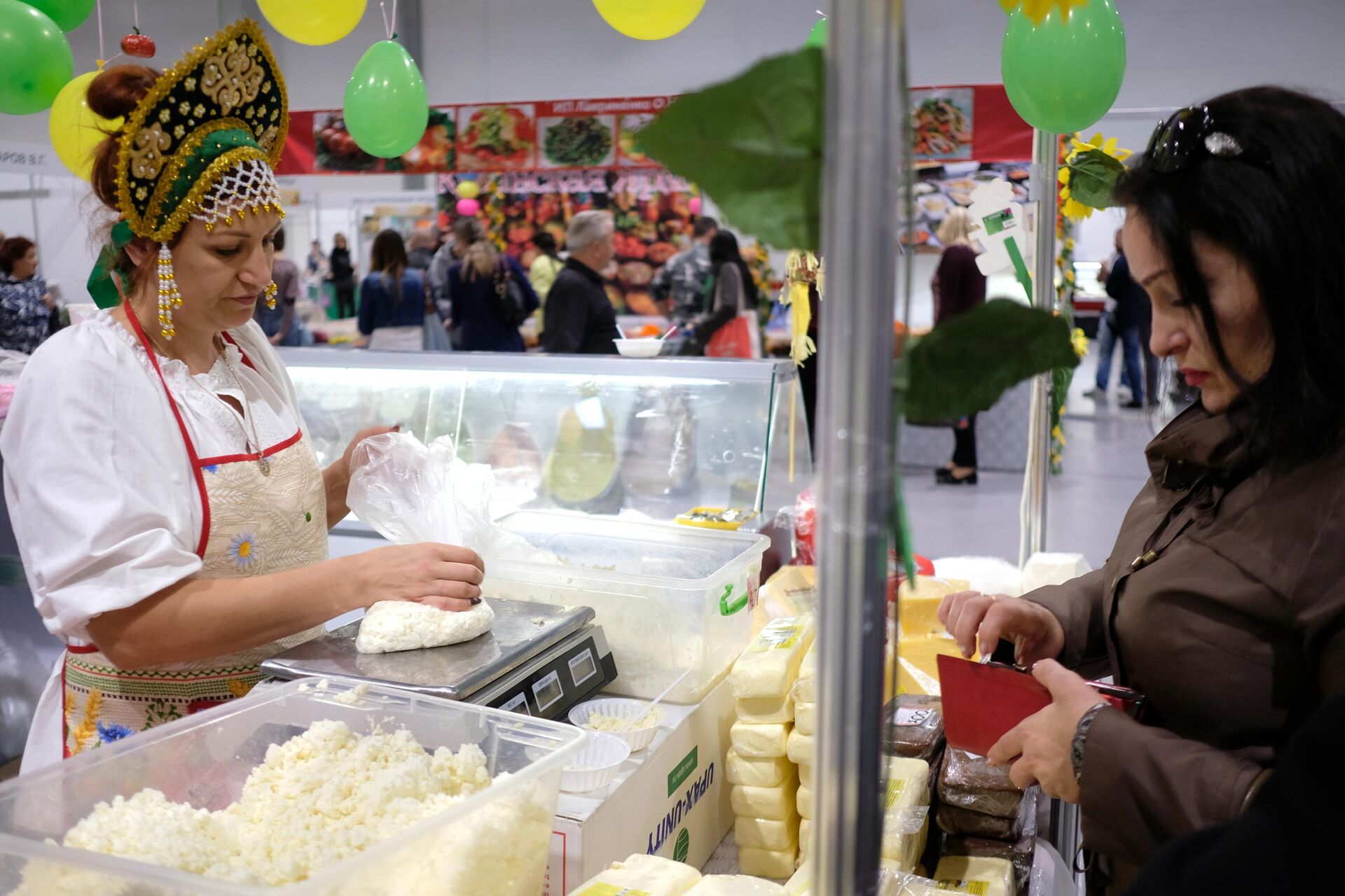 Посетительница и продавец у прилавка с молочной продукцией - РИА Новости, 1920, 02.04.2021