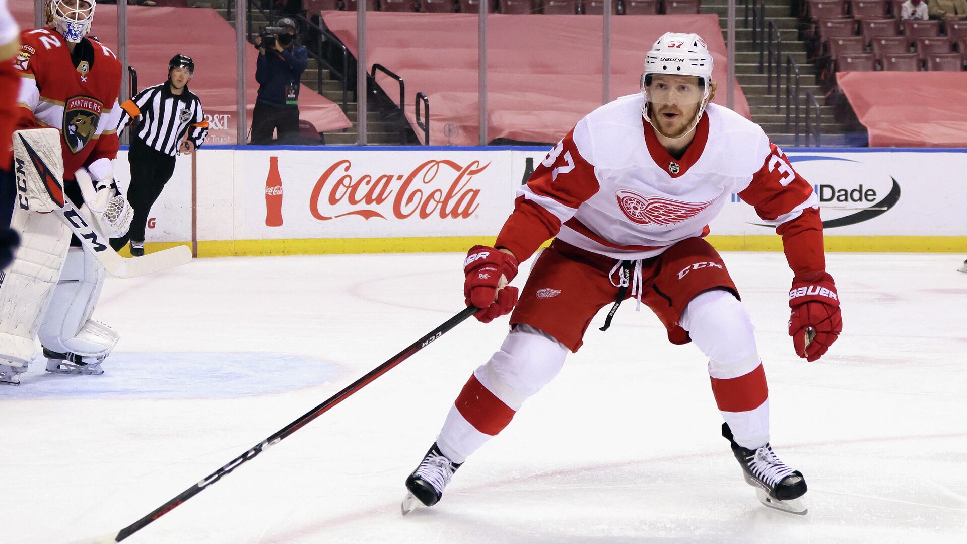 SUNRISE, FLORIDA - MARCH 30: Evgeny Svechnikov #37 of the Detroit Red Wings skates against the Florida Panthers at the BB&T Center on March 30, 2021 in Sunrise, Florida.   Bruce Bennett/Getty Images/AFP (Photo by BRUCE BENNETT / GETTY IMAGES NORTH AMERICA / Getty Images via AFP) - РИА Новости, 1920, 02.04.2021