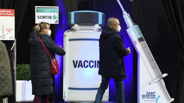 Жители Франции в помещении национального велодрома недалеко от Парижа, используемого в качестве центра вакцинации против Covid-19 