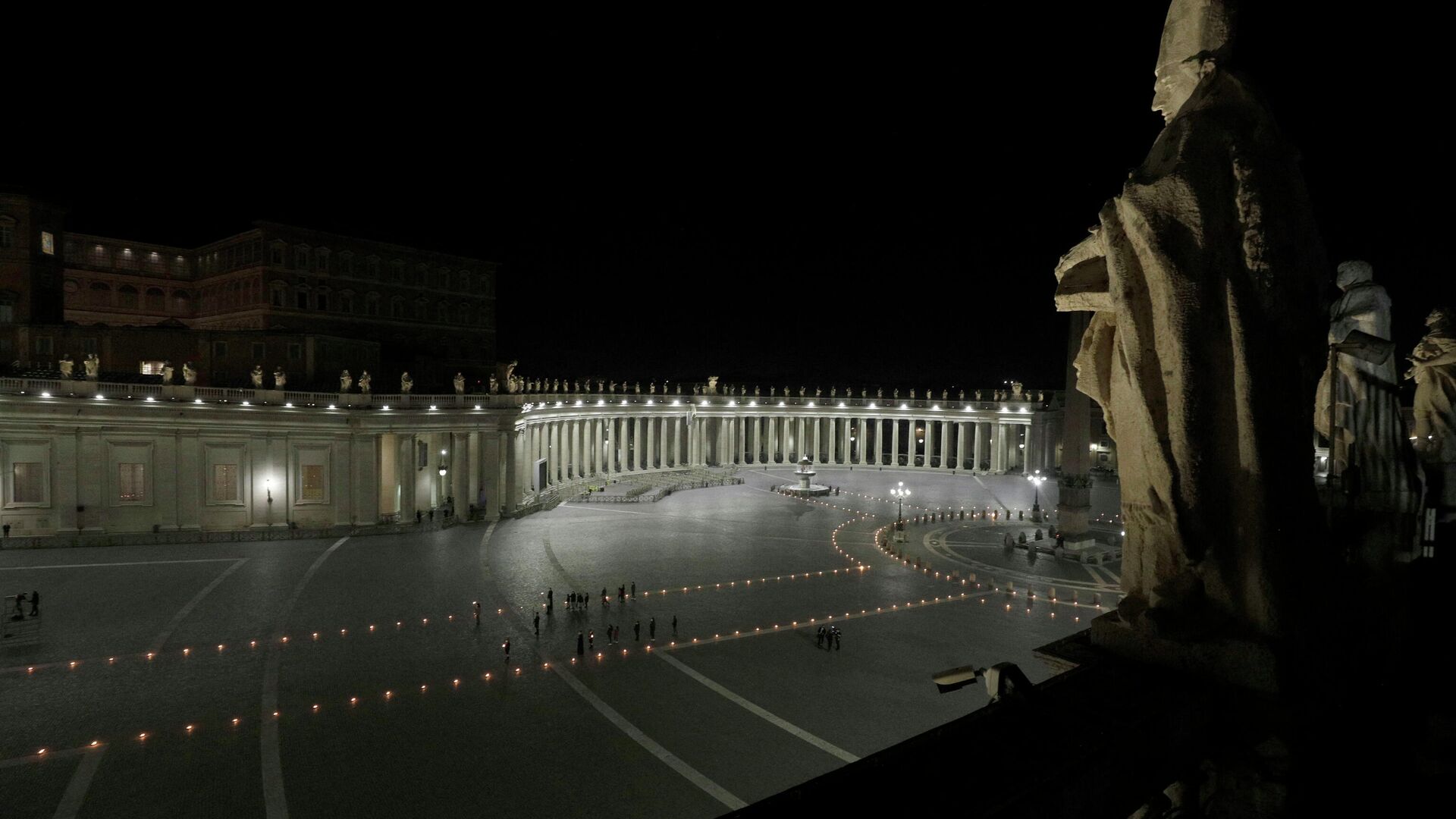 Церемония Крестного пути (Via Crucis) в Великую пятницу на площади Святого Петра в Ватикане, а не у стен Колизея, вновь прошла на пустой площади из-за пандемии коронавируса. - РИА Новости, 1920, 29.06.2021