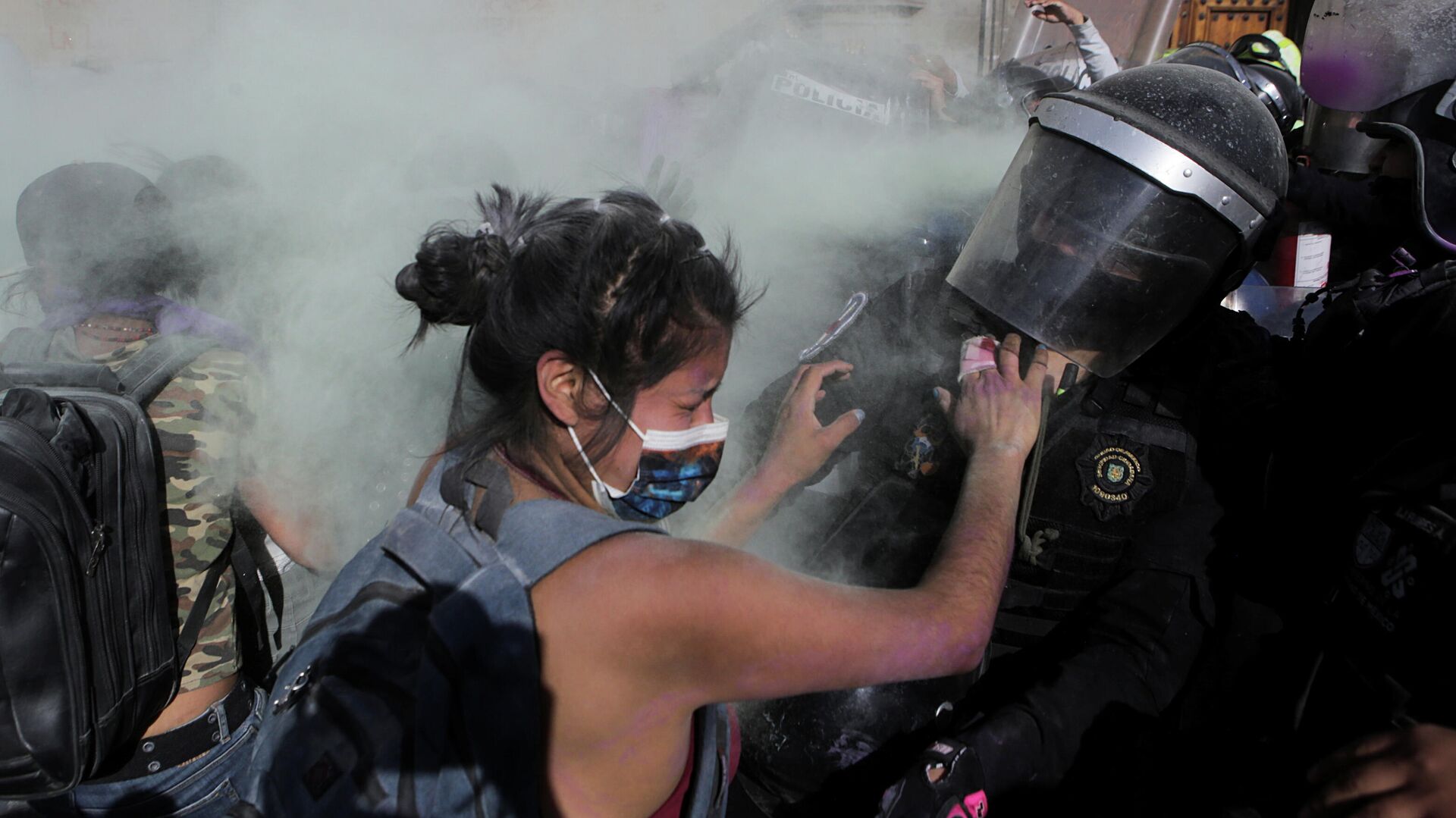 В мексике заехал в толпу феминисток. Феминистки жгли лифчики. Феминистки против полиции.