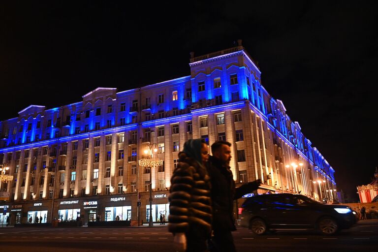 Здание на Тверской улице в Москве, подсвеченное синим цветом, в рамках международной акции Зажги синим 