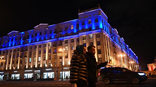 Здание на Тверской улице в Москве, подсвеченное синим цветом, в рамках международной акции Зажги синим 