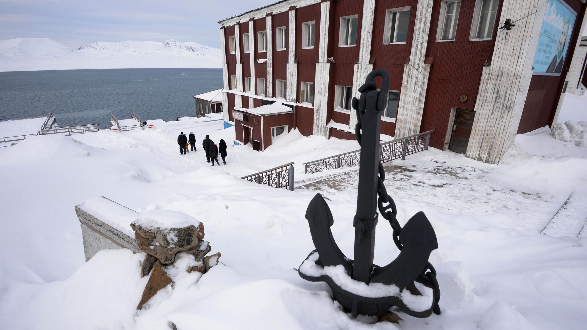 Корабельный якорь, установленный в шахтерском городе Баренцбург на архипелаге Шпицберген - РИА Новости, 1920, 27.07.2021