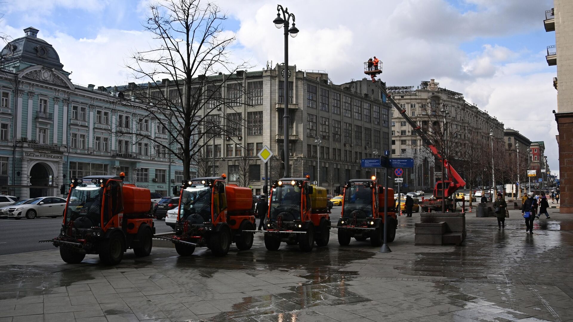 Автомобили коммунальной службы производят мытье асфальтового покрытия на Тверской улице в Москве - РИА Новости, 1920, 14.10.2022