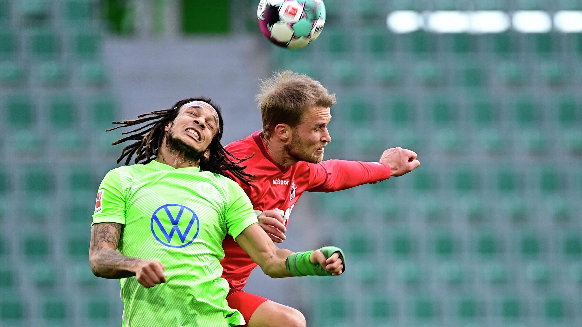 Wolfsburg's Swiss defender Kevin Mbabu (L) ansd Cologne's Swedish forward Sebastian Andersson vie for the ball during the German first division Bundesliga football match between VfL Wolfsburg and 1 FC Cologne in Wolfsburg, northern Germany, on April 3, 2021. (Photo by Tobias SCHWARZ / various sources / AFP) / DFL REGULATIONS PROHIBIT ANY USE OF PHOTOGRAPHS AS IMAGE SEQUENCES AND/OR QUASI-VIDEO - РИА Новости, 1920, 03.04.2021