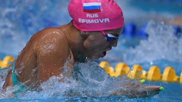 Юлия Ефимова на дистанции 50 метров брассом в полуфинальном заплыве среди женщин на чемпионате России по плаванию в Казани.