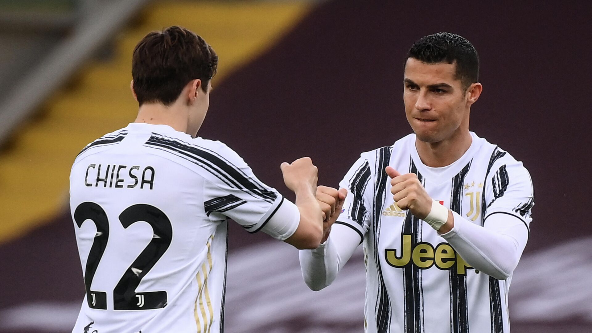 Juventus' Portuguese forward Cristiano Ronaldo (R) and Juventus' Italian forward Federico Chiesa tap hands prior to the Italian Serie A football match Torino vs Juventus on April 03, 2021 at the Olympic stadium in Turin. (Photo by Marco BERTORELLO / AFP) - РИА Новости, 1920, 03.04.2021