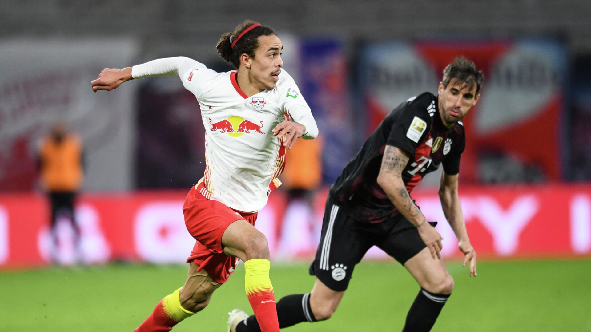 Leipzig's Danish forward Yussuf Poulsen (L) and Bayern Munich's Spanish midfielder Javier Martinez vie for the ball during the German first divison Bundesliga football match between RB Leipzig and FC Bayern Munich in Leipzig, eastern Germany, on April 3, 2021. (Photo by ANNEGRET HILSE / POOL / AFP) / DFL REGULATIONS PROHIBIT ANY USE OF PHOTOGRAPHS AS IMAGE SEQUENCES AND/OR QUASI-VIDEO - РИА Новости, 1920, 03.04.2021