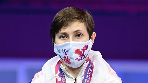Кристина Соболь (Россия), завоевавшая серебряные медали в соревнованиях среди женщин в весовой категории 49 кг на чемпионате Европы по тяжелой атлетике, на церемонии награждения.