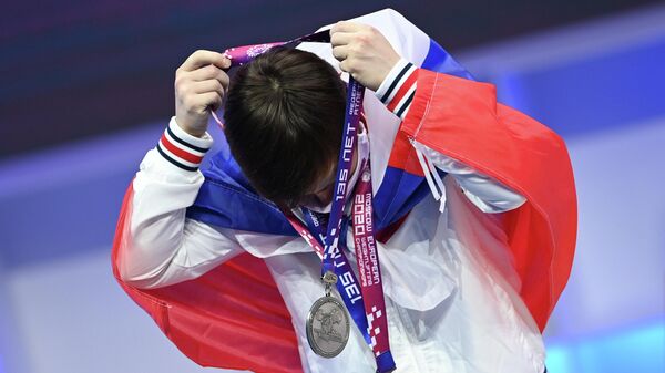Кристина Соболь (Россия), завоевавшая серебряные медали в соревнованиях среди женщин в весовой категории 49 кг на чемпионате Европы по тяжелой атлетике, на церемонии награждения.