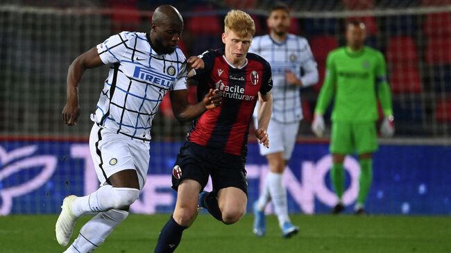 Inter Milan's Belgian forward Romelu Lukaku (L) challenges Bologna's Dutch midfielder Jerdy Schouten during the Italian Serie A football match Bologna vs Inter Milan on April 03, 2021 at the Renato-Dall'Ara stadium in Bologna. (Photo by Vincenzo PINTO / AFP)