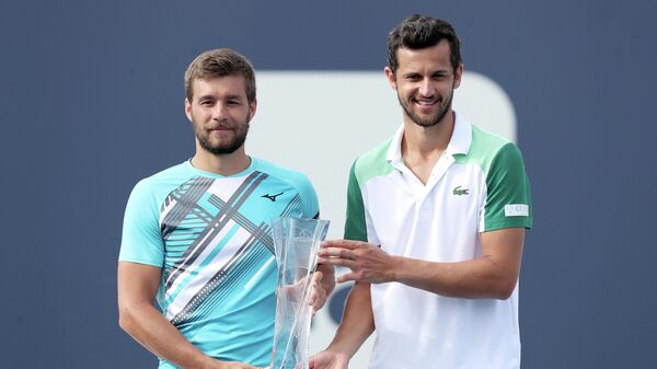 MIAMI GARDENS, FLORIDA - APRIL 03: Nikola Mektic and Mate Pavic of Croatia pose with the winner's trophy after defeating Neal Skupski and Daniel Evans of Great Britain during the doubles final of the Miami Open at Hard Rock Stadium on April 03, 2021 in Miami Gardens, Florida.   Matthew Stockman/Getty Images/AFP (Photo by MATTHEW STOCKMAN / GETTY IMAGES NORTH AMERICA / Getty Images via AFP)