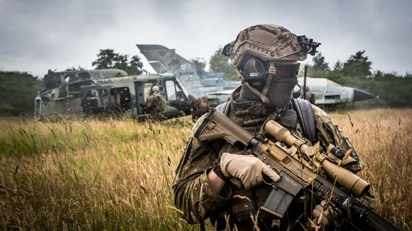 Военнослужащий войск НАТО во время учений в Германии. Июнь 2018