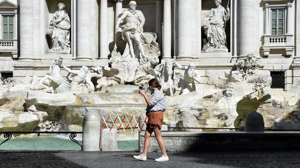Девушка у фонтана Треви в Риме