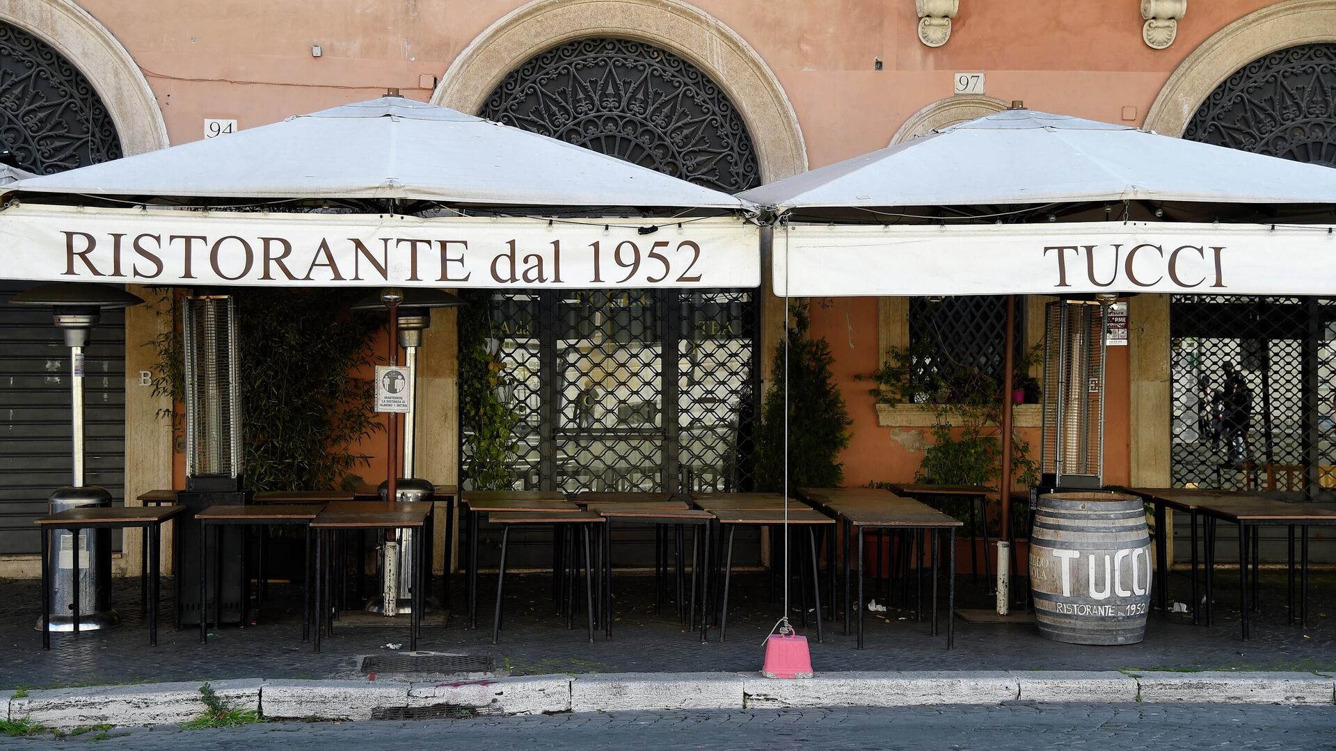 Закрытый ресторан на одной из улиц в Риме - РИА Новости, 1920, 30.06.2021