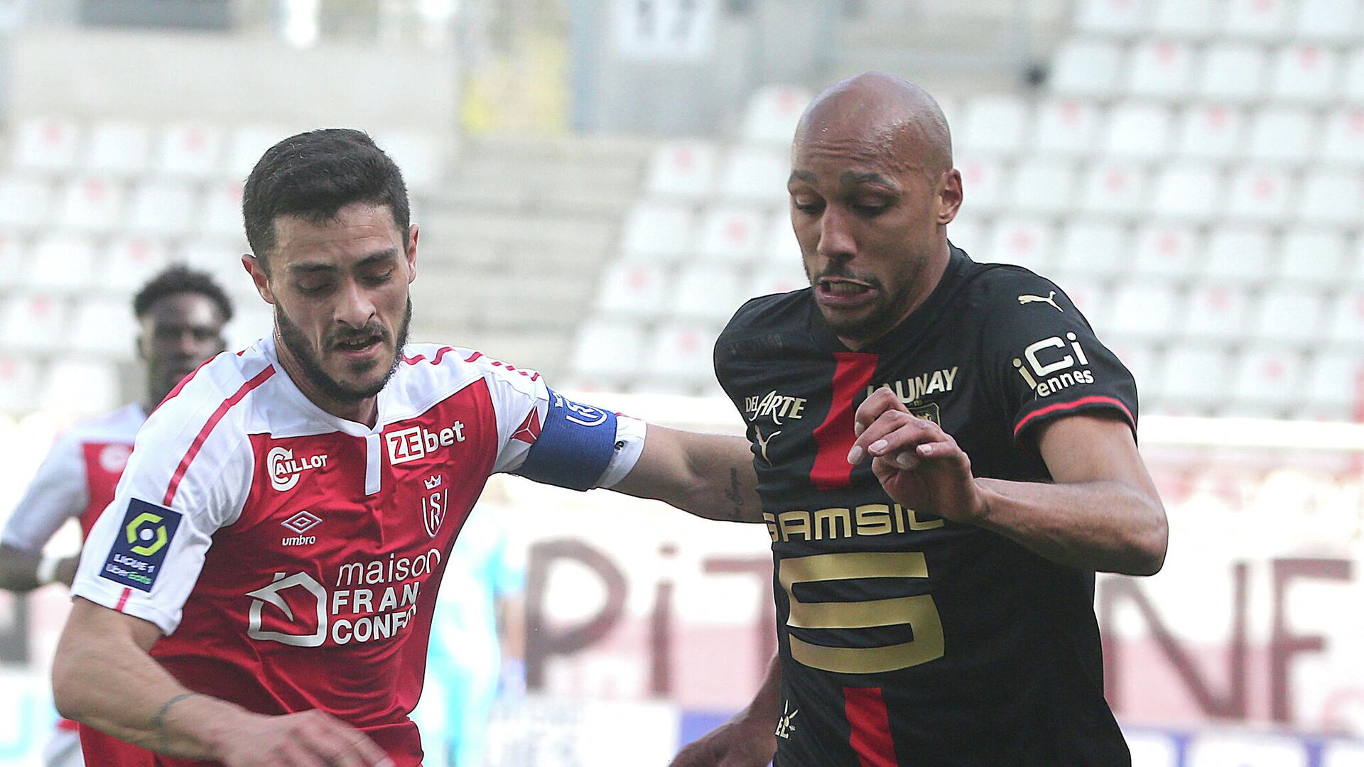 Reims' midfielder Xavier Chavalerin (L) fights for the ball withy Rennes' midfielder Steven Nzonzi (R) during the French L1 football match between Reims and Rennes on April 4, 2021 at the Auguste Delaune Stadium in Reims. (Photo by FRANCOIS NASCIMBENI / AFP) - РИА Новости, 1920, 04.04.2021