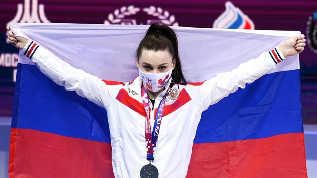 Светлана Ершова (Россия), завоевавшая серебряную медаль в соревнованиях среди женщин в весовой категории до 55 кг на чемпионате Европы по тяжелой атлетике, на церемонии награждения.