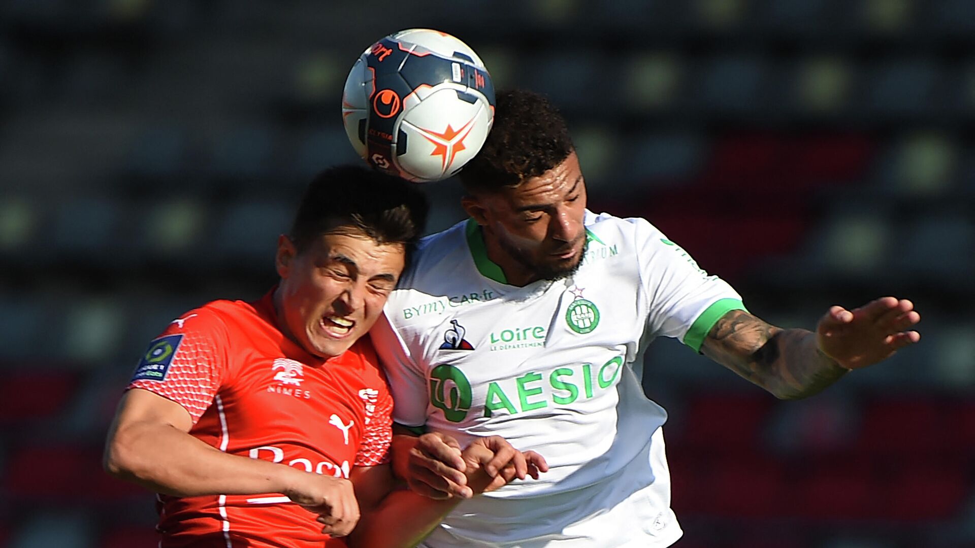 Nimes' Argentine midfielder Andres Cubas (L) fights for the ball with Saint-Etienne's Gabonese forward Denis Bouanga (R) during the French Ligue 1 football match between Nimes Olympique and AS Saint-Etienne (ASSE) at the Costieres stadium in Nimes, Southern France on April 04, 2021. (Photo by Sylvain THOMAS / AFP) - РИА Новости, 1920, 04.04.2021