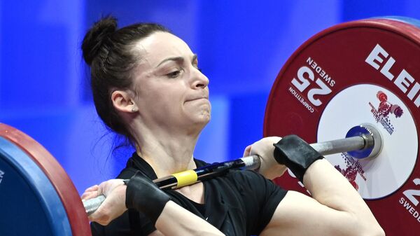 Светлана Ершова (Россия) выступает на чемпионате Европы по тяжелой атлетике в весовой категории до 55 кг среди женщин в Москве.