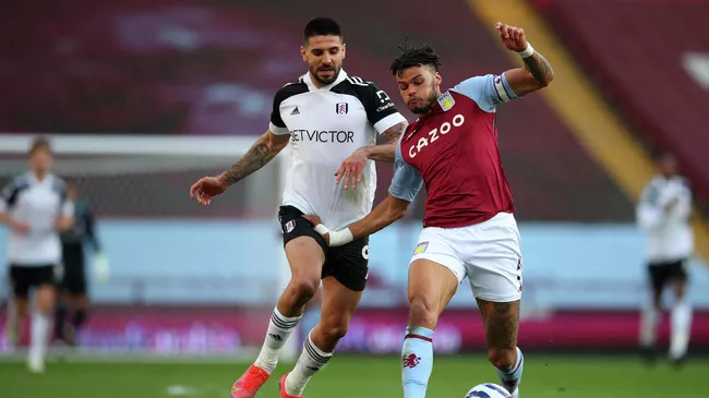 Aston Villa's English defender Tyrone Mings (R) vies for the ball against Fulham's Serbian striker Aleksandar Mitrovic (C) during the English Premier League football match between Aston Villa and Fulham at Villa Park in Birmingham, central England on April 4, 2021. (Photo by Catherine Ivill / POOL / AFP) / RESTRICTED TO EDITORIAL USE. No use with unauthorized audio, video, data, fixture lists, club/league logos or 'live' services. Online in-match use limited to 120 images. An additional 40 images may be used in extra time. No video emulation. Social media in-match use limited to 120 images. An additional 40 images may be used in extra time. No use in betting publications, games or single club/league/player publications. / 