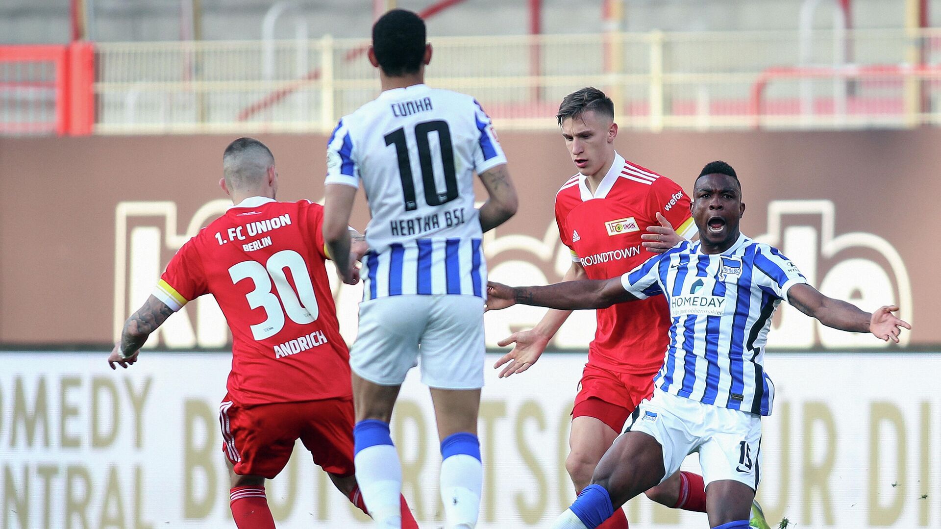 Hertha Berlin's Colombian forward Jhon Cordoba (R) calls for a foul during the German first divison Bundesliga football match between 1 FC Union Berlin and Hertha BSC Berlin in Berlin on April 4, 2021. (Photo by Andreas GORA / POOL / AFP) / DFL REGULATIONS PROHIBIT ANY USE OF PHOTOGRAPHS AS IMAGE SEQUENCES AND/OR QUASI-VIDEO - РИА Новости, 1920, 04.04.2021