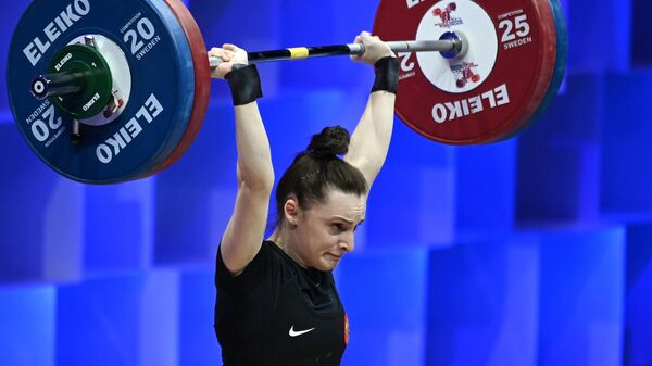 Светлана Ершова (Россия) выступает на чемпионате Европы по тяжелой атлетике в весовой категории до 55 кг среди женщин в Москве.