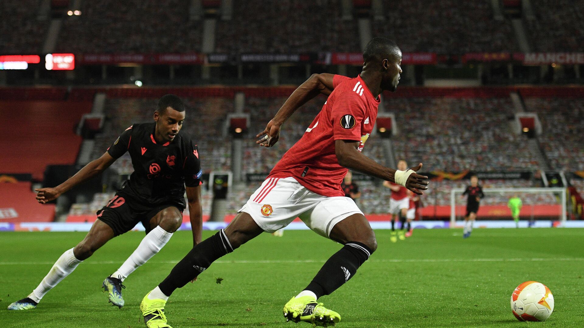 Manchester United's Ivorian defender Eric Bailly (R) dribbles away from Real Sociedad's Swedish forward Alexander Isak (L) during the UEFA Europa League Round of 32, 2nd leg football match between Manchester United and Real Sociedad at Old Trafford in Manchester, north west England, on February 25, 2021. (Photo by Oli SCARFF / AFP) - РИА Новости, 1920, 05.04.2021