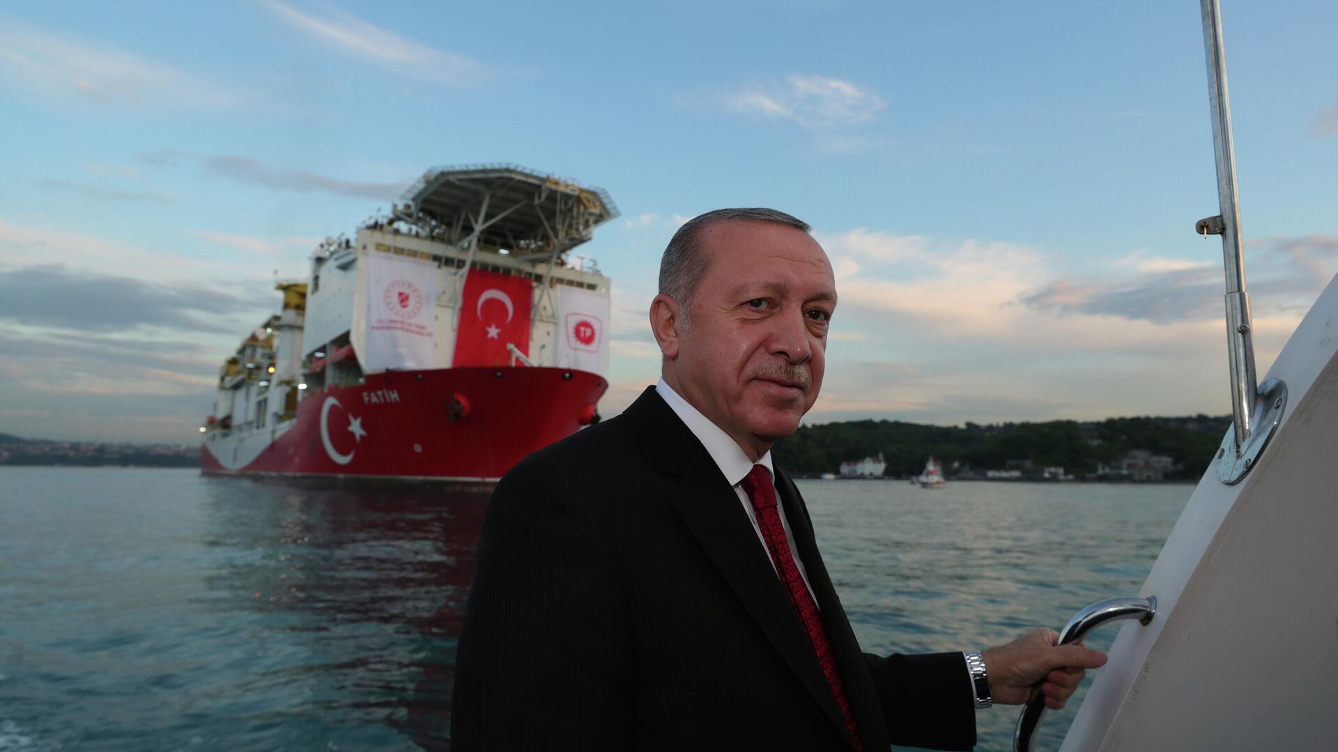 Президент Турции Реджеп Тайип Эрдоган на фоне турецкого корабля Фатих, проходящего пролив Босфор в Стамбуле - РИА Новости, 1920, 27.04.2021