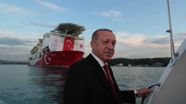Президент Турции Реджеп Тайип Эрдоган на фоне турецкого корабля Фатих, проходящего пролив Босфор в Стамбуле