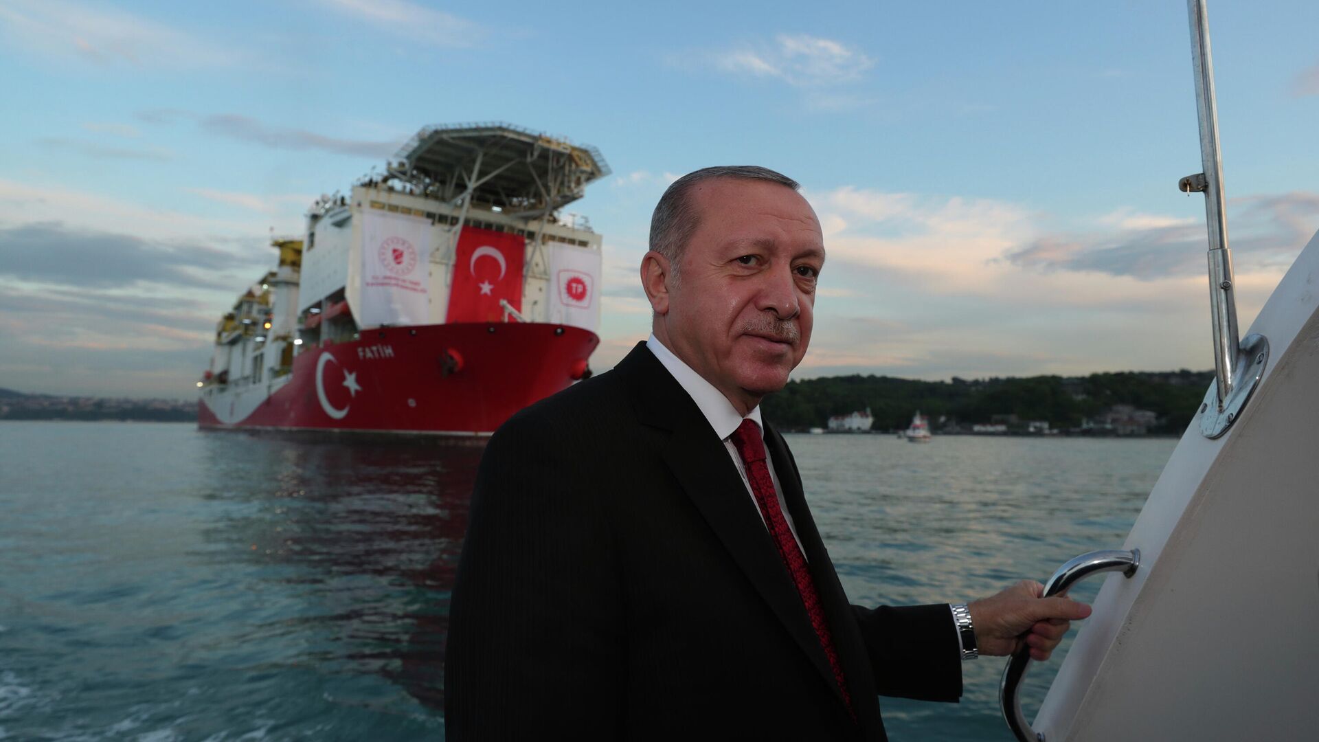 Президент Турции Реджеп Тайип Эрдоган на фоне турецкого корабля Фатих, проходящего пролив Босфор в Стамбуле - РИА Новости, 1920, 04.06.2021