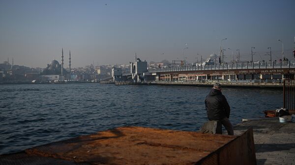 Вид на Галатский мост через пролив Босфор в Стамбуле, Турция